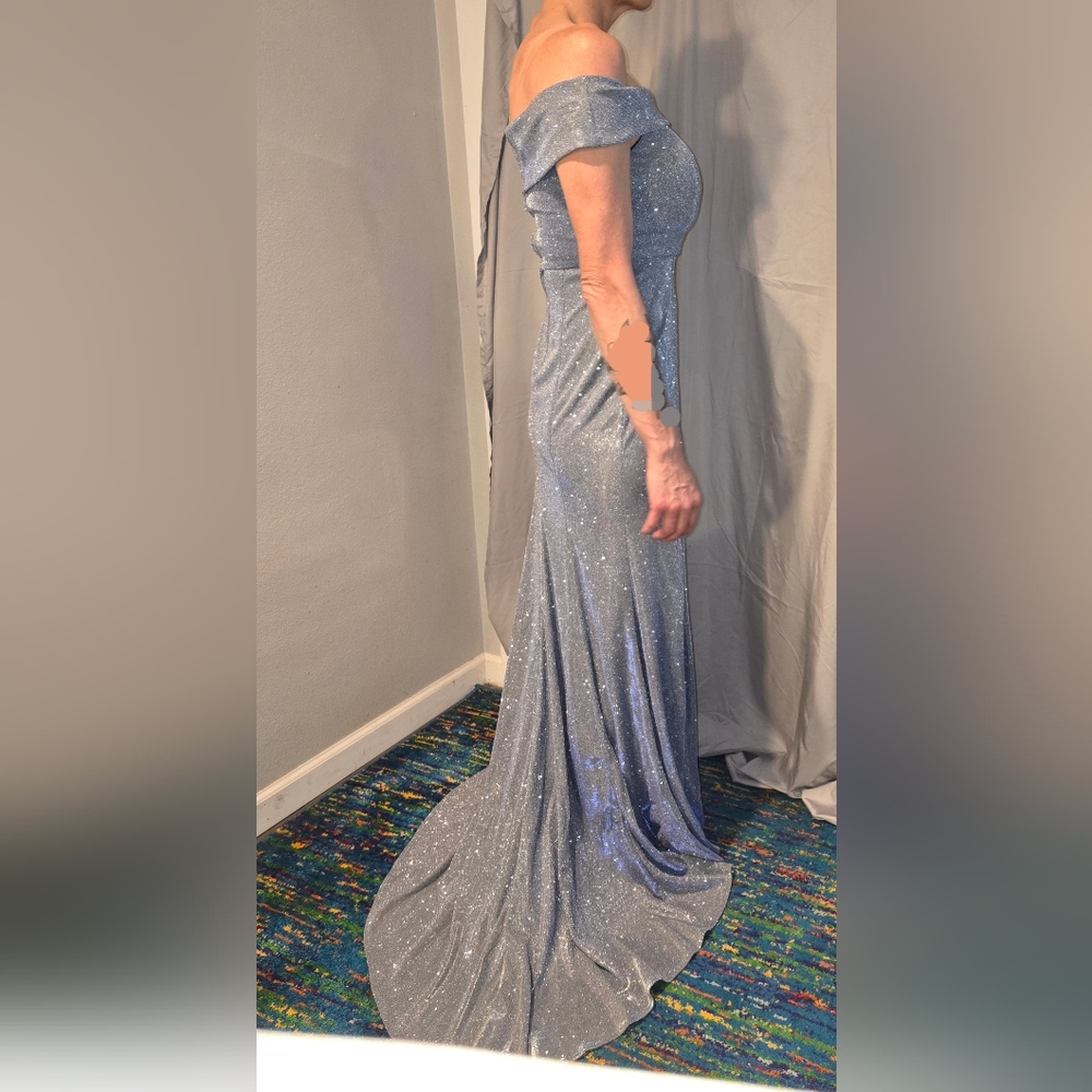 NWT formal long sparkly blue dress. Size‎ 5. Has stretch -B smart brand.